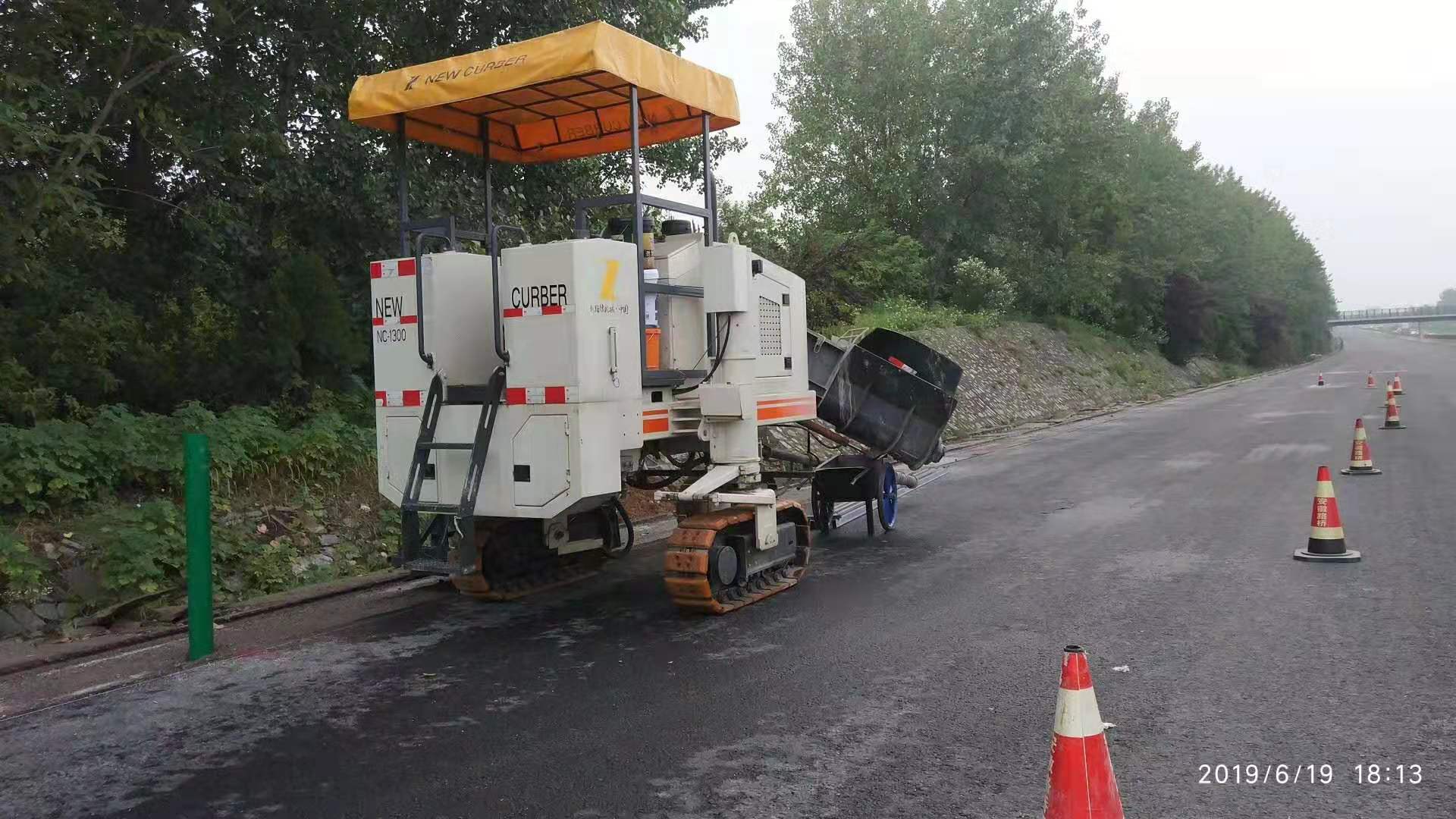 路緣石滑模機(jī)技術(shù)正在不斷創(chuàng)新，從而提高施工質(zhì)量及效率