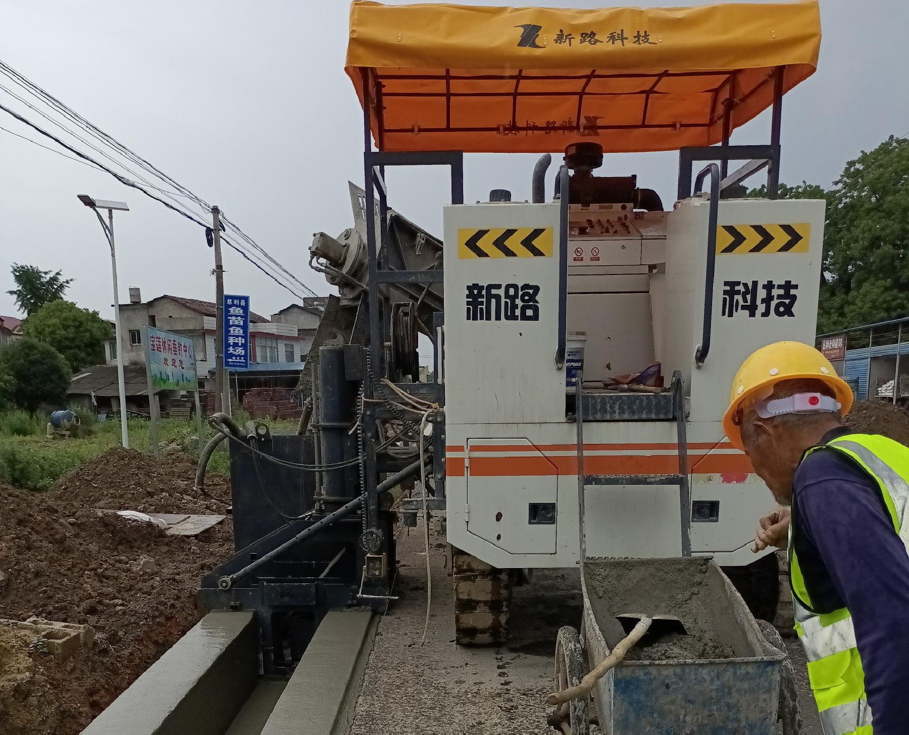 G353慈利至張家界城區(qū)公路排水溝滑模一次性成型，滑模施工效率高